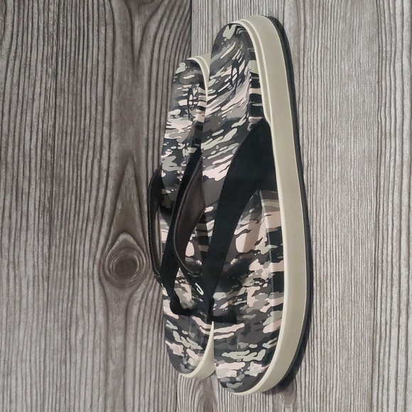 Olukai black and gray women’s sandals size 9 - Picture 3 of 6